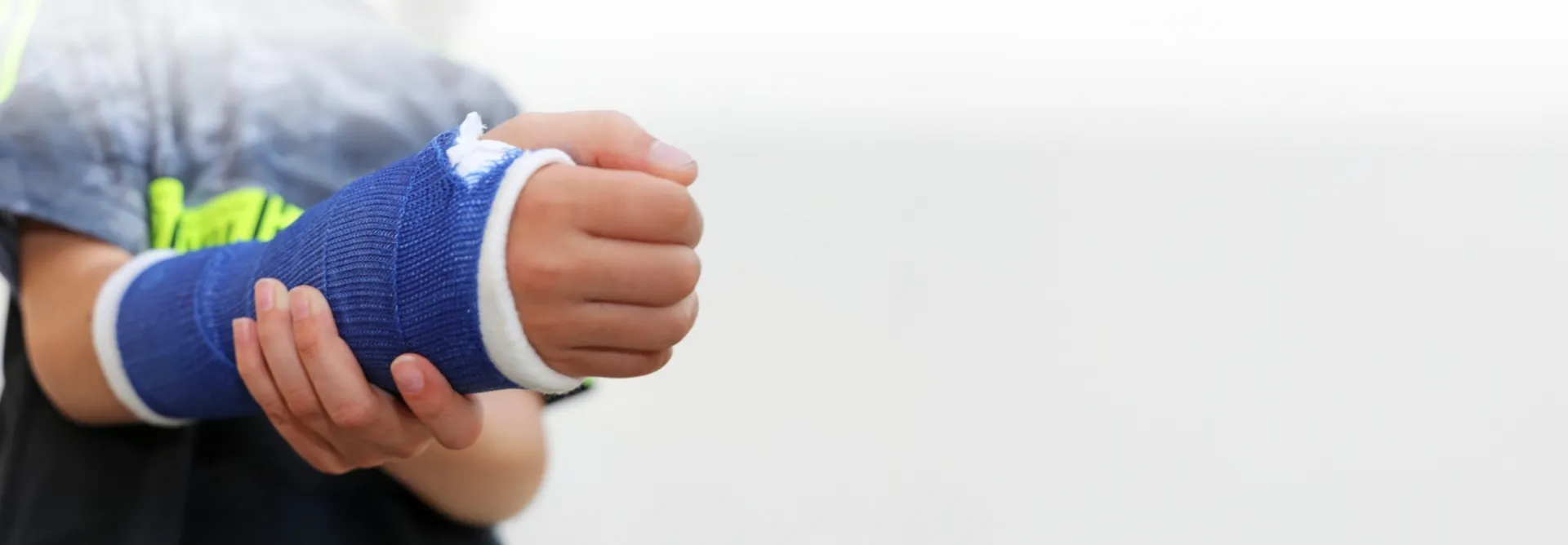 patient with an arm cast